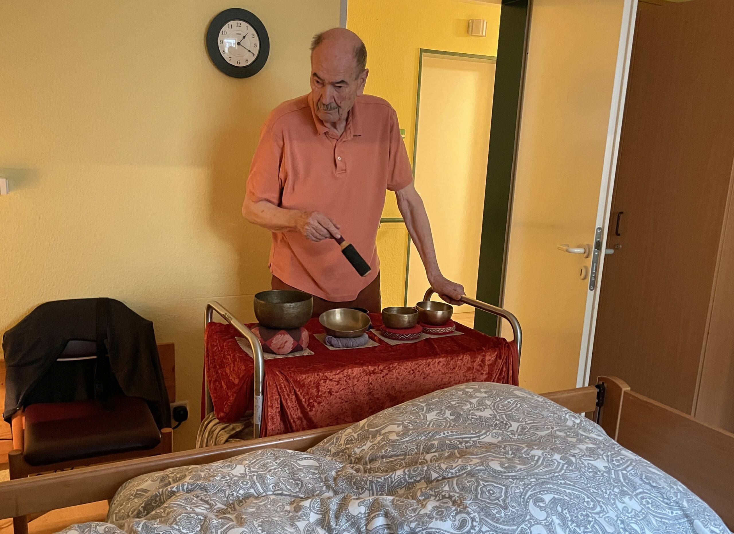 Klangschalen im Haus Dorothee